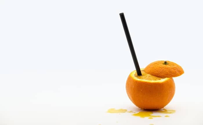 naranja con pajita