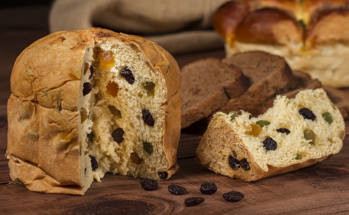 panettone esponjoso relleno de uvas pasas