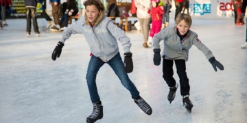 niños patinando en el hielo
