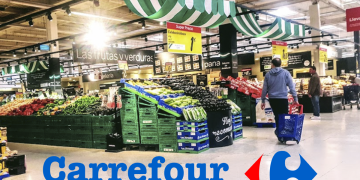 Interior de un supermercado Carrefour en la sección de frutas y verduras.