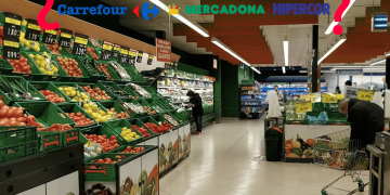 Sección de frutas y verduras de un supermercado.