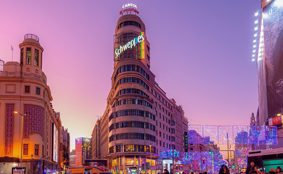 Edificio Capitol de Madrid iluminado por la noche con las luces navideñas.