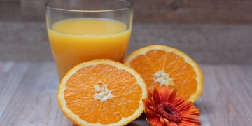 zumo de naranja con flor