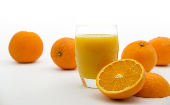 zumo de naranja en vaso
