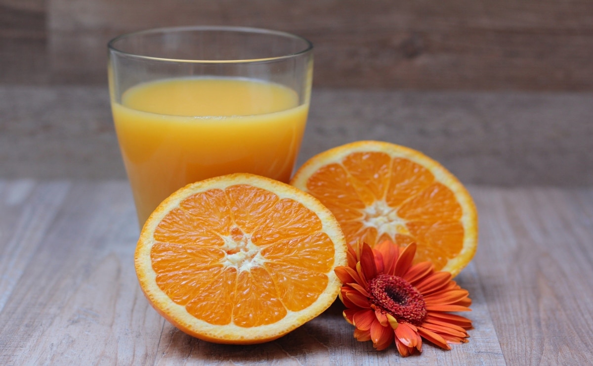 zumo de naranja con flor