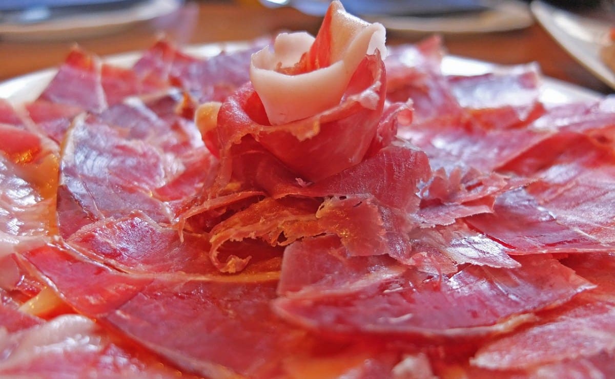 Carrefour pulls prices with an Iberian ham
