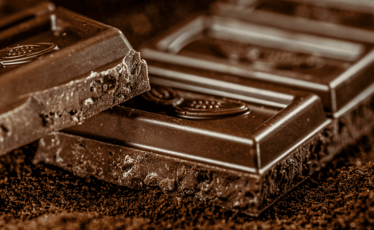Tres onzas de chocolate negro en primer plano.