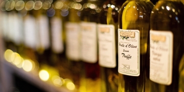estantería de botellas de aceite de oliva