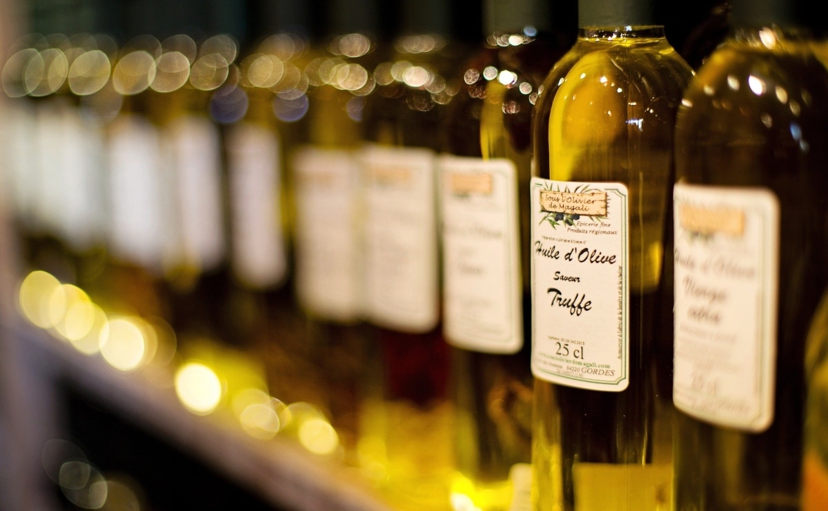 estantería de botellas de aceite de oliva
