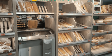 Pasillo de panadería en el interior de un Mercadona.