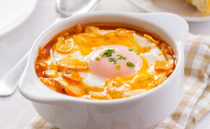 bol con sopa de ajo y huevo