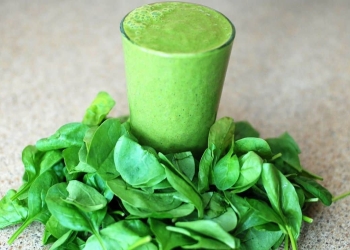 Batido de espinacas y plátano saludable y perfecto para comenzar el día