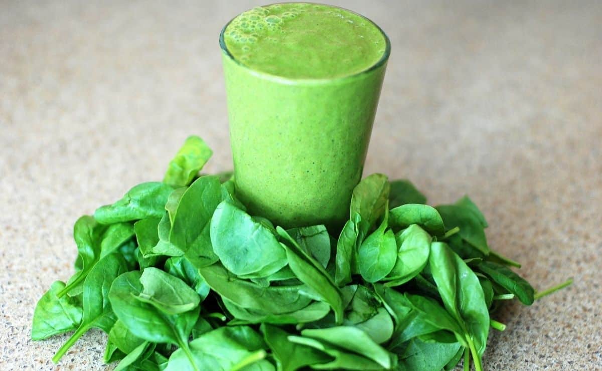 Batido de espinacas y plátano saludable y perfecto para comenzar el día