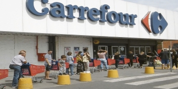 Clientes haciendo cola en un supermercado Carrefour
