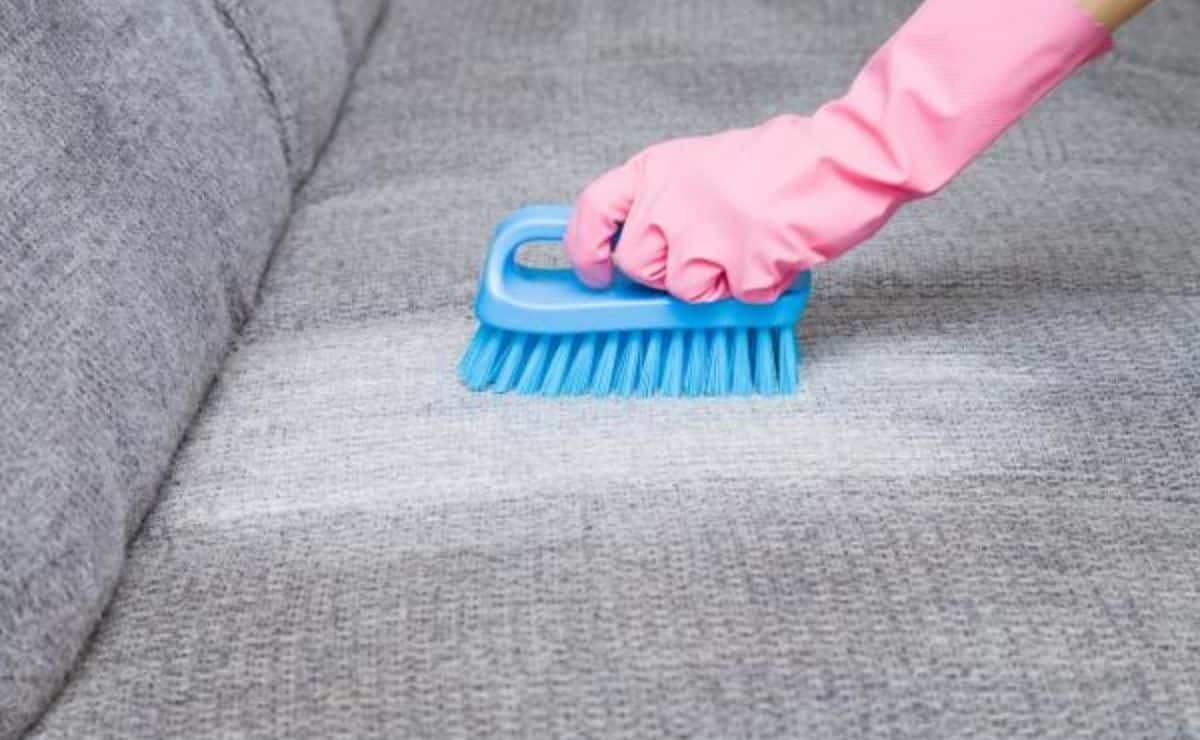 La forma correcta de limpiar un sofá de Tela con manchas que no esperarías poder quitar