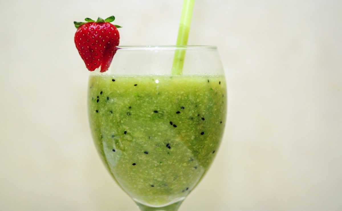 batido de kiwi con un adorno de fresa