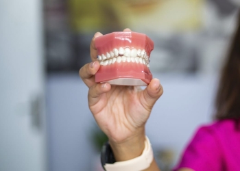 How to clean dentures
