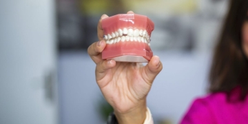 Cómo limpiar una dentadura postiza