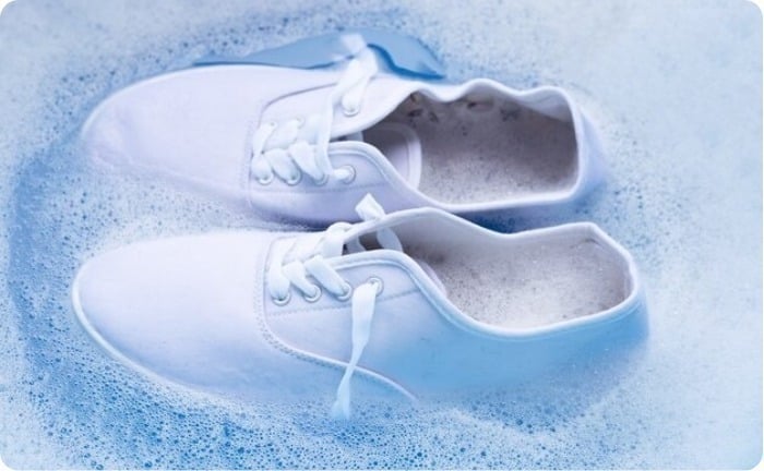 lavar calzado blanco tela bicarbonato vinagre