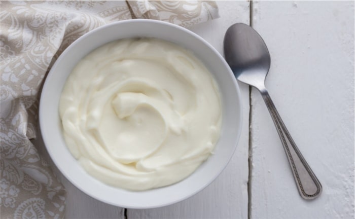 yogurt griego con cuchara al lado