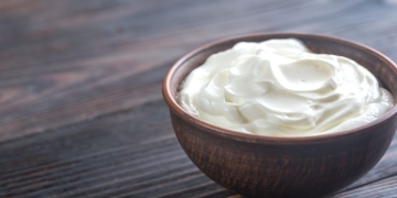 bol de madera lleno de yogur griego