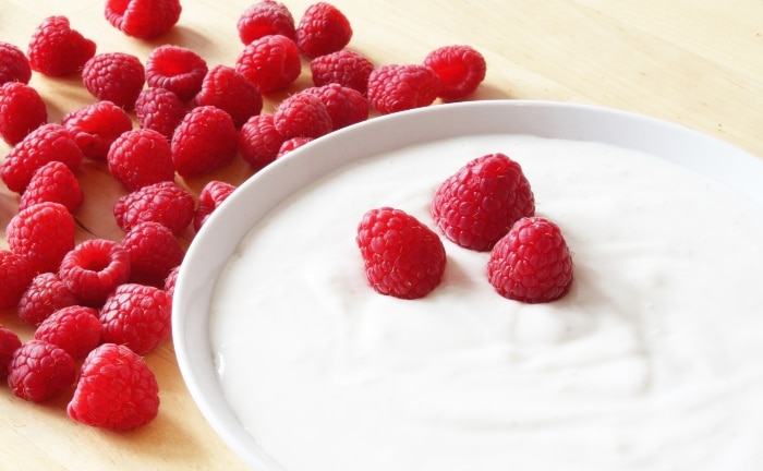yogurt natural con frambuesas