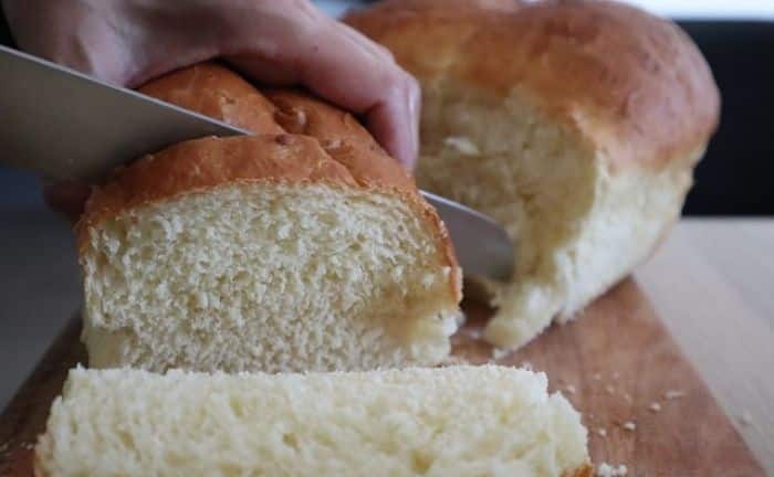 Cortando pan brioche