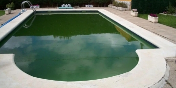 Piscina agua verde