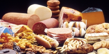 no hay que consumir mucho los alimentos que aumentan los niveles de colesterol