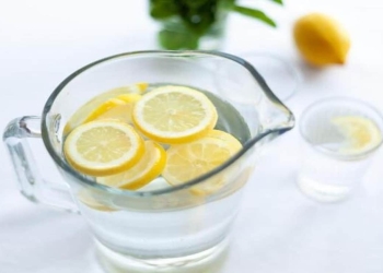 tomar agua con limón purifica la sangre