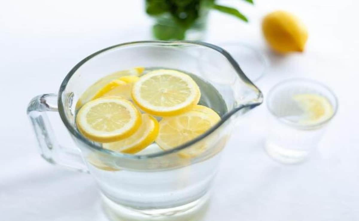 tomar agua con limón purifica la sangre