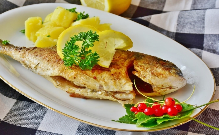 come sobre todo pescados ricos en ácidos grasos omega 3