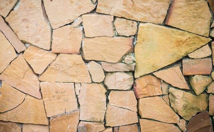 Consejos sobre cómo limpiar la piedra porosa de exterior