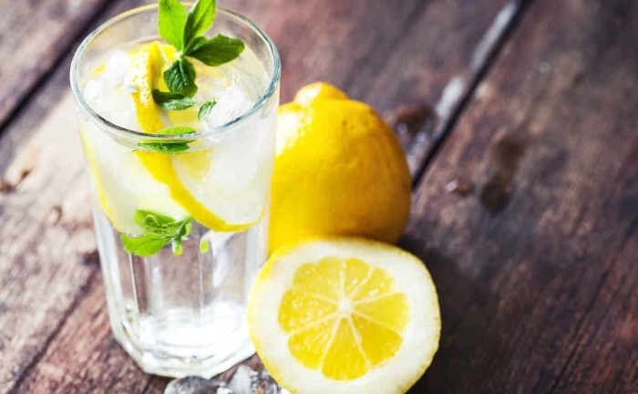 vaso de agua con limón