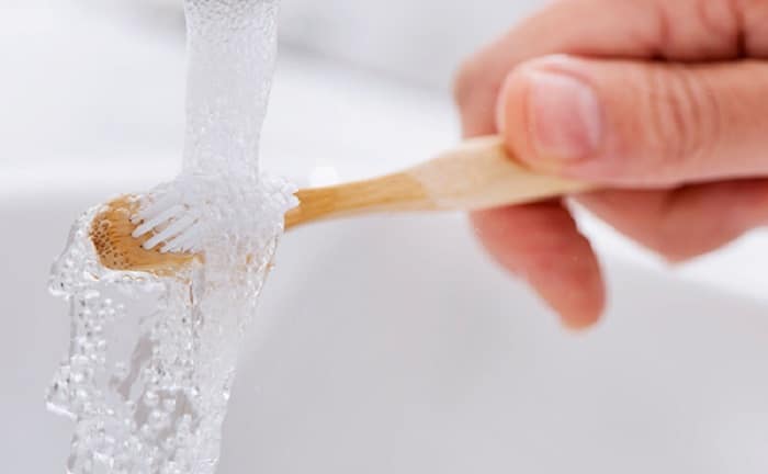 Limpias y desinfectas tu cepillo de dientes? las bacterias