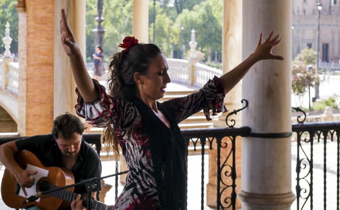 Flamenca bailando en la Feria de Abril de Sevilla