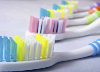 limpiar desinfectar cepillo dientes