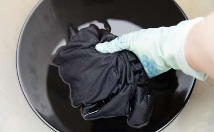 Usa estas técnicas para teñir ropa negra desgastada
