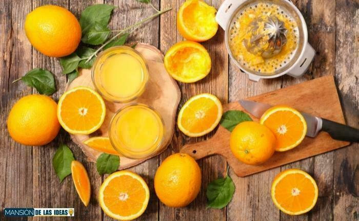 Exprimiendo naranjas para hacer zumo.
