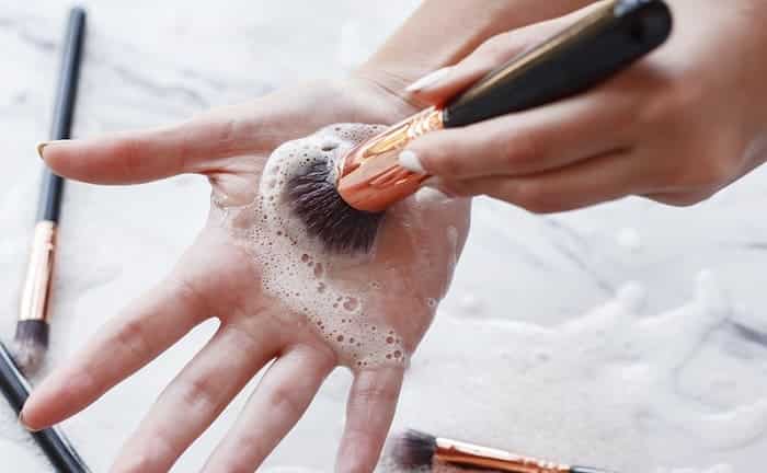 lavar brochas pinceles maquillaje