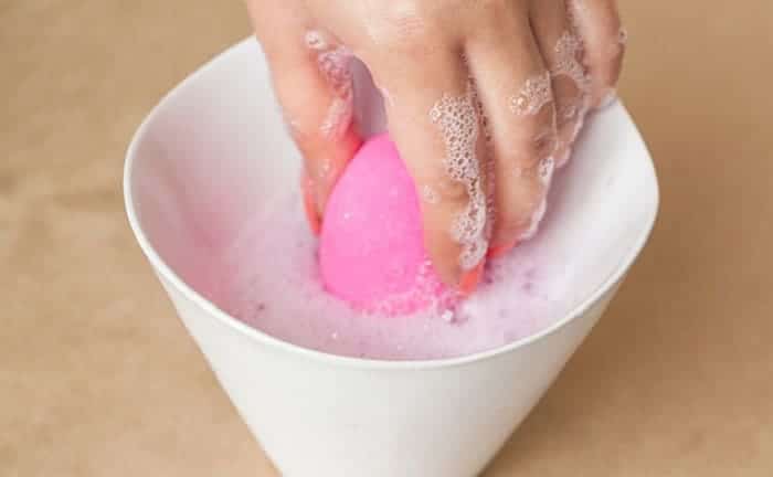 lavar esponja maquillaje agua jabon