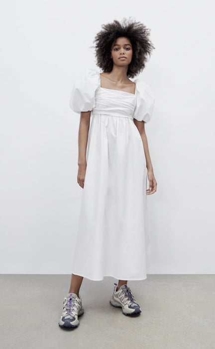 Vestido popelín blanco drapeado de Zara