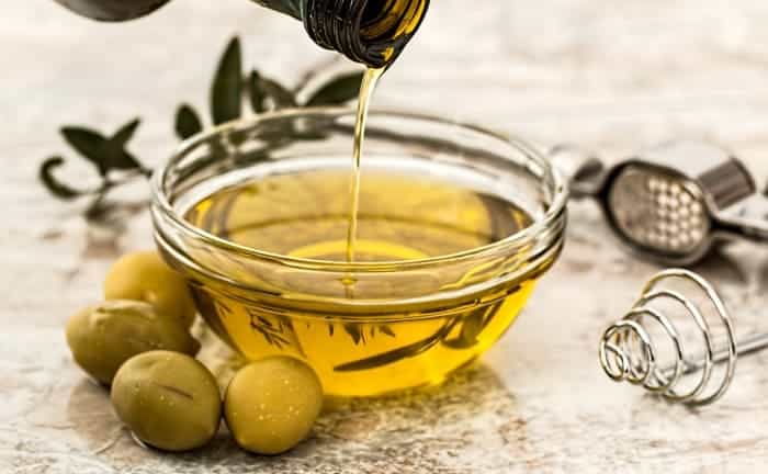 olive oil with olives rich in polyphenols