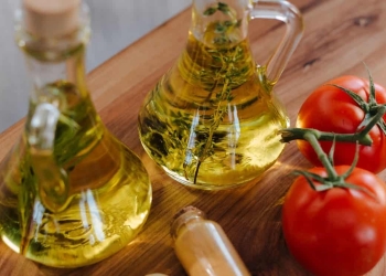 aceite de oliva en aceitera transparente