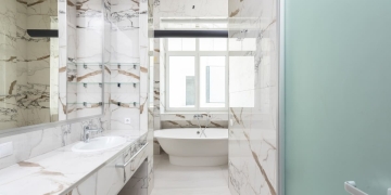 baño con ceramica de hogar de marmol
