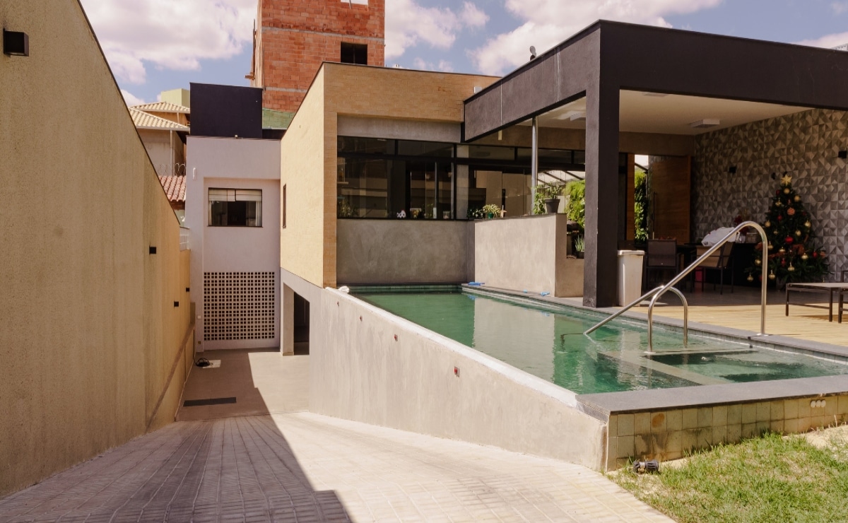 piscina de piedra en casa moderna con garaje