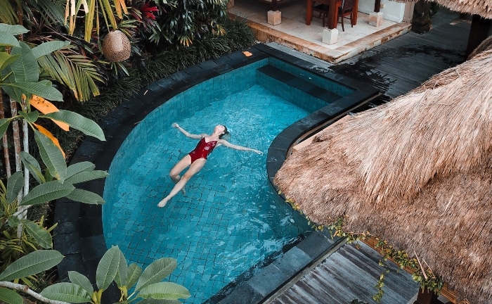 mujer en una piscina que simula natural 