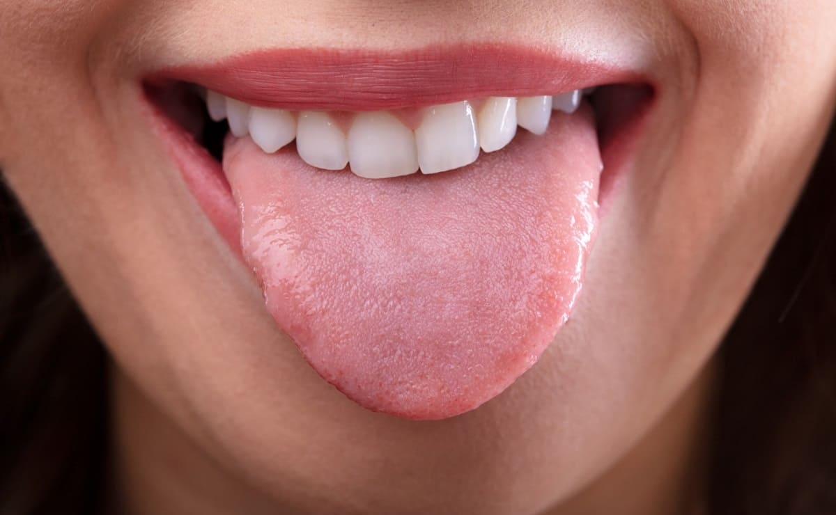Trucos limpiar la lengua correctamente y combatir bacterias