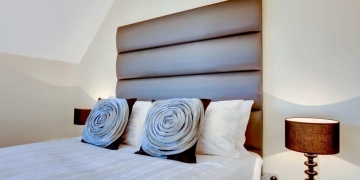 cómo sujetar cabecero cama pared