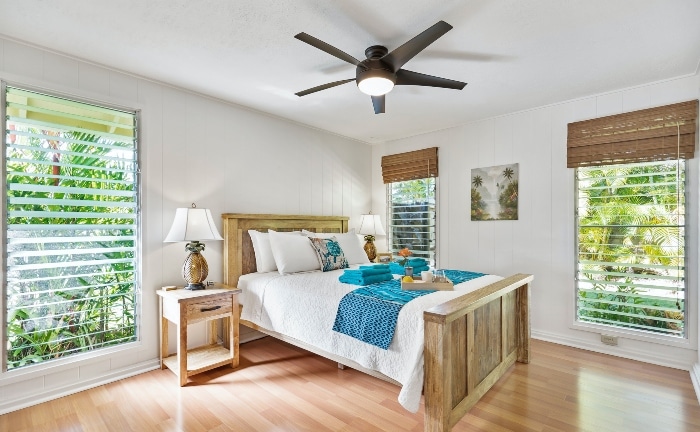 dormitorio en madera y azules con ventilador de techo